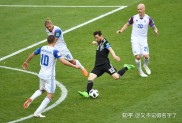 利物浦中场球员福勒在比赛中取得进球